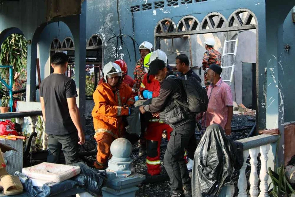 Dua beranak maut dalam kebakaran sebuah rumah di Kampung Tok Jembal, awal pagi Rabu. Foto Bernama