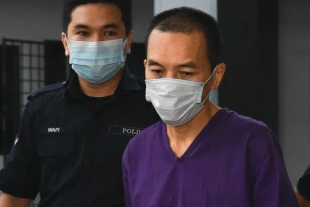 Kar Foong (kanan) ketika dihadapkan ke Mahkamah Majistret Ipoh pada 21 September 2020 lalu atas pertuduhan membunuh bapa kandungnya. Foto fail Bernama