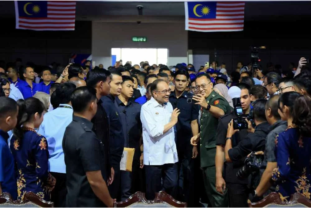 Anwar ketika hadir ke Majlis Peluncuran Sambutan Ulang Tahun ke-80 TM di Universiti Multimedia (MMU) hari ini - Foto: Bernama