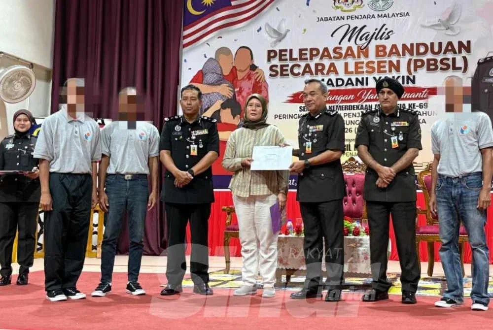 Khairil Nizam (tiga dari kanan) menyampaikan sijil kepada majikan yang turut serta dalam penempatan pekerjaan PBSL kepada prospek.
