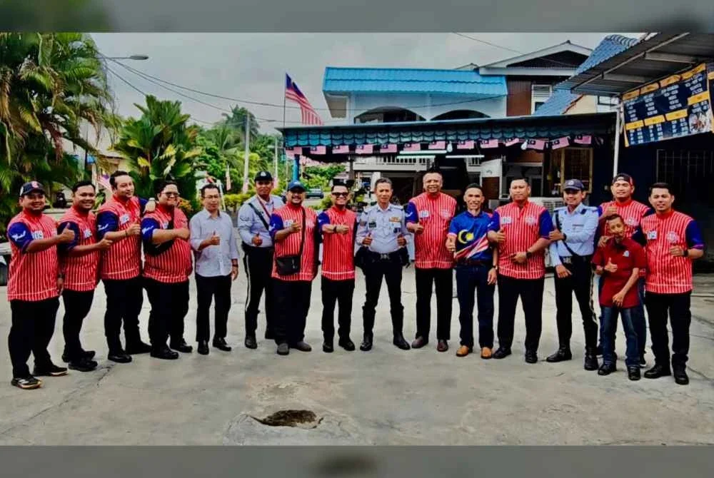 Mohd Affifi (lapan dari kiri) bergambar bersama Persatuan Yakinkan Eratkan Sahabatkan Selangor dengan kerjasama Bahagian Trafik IPD Klang Utara.