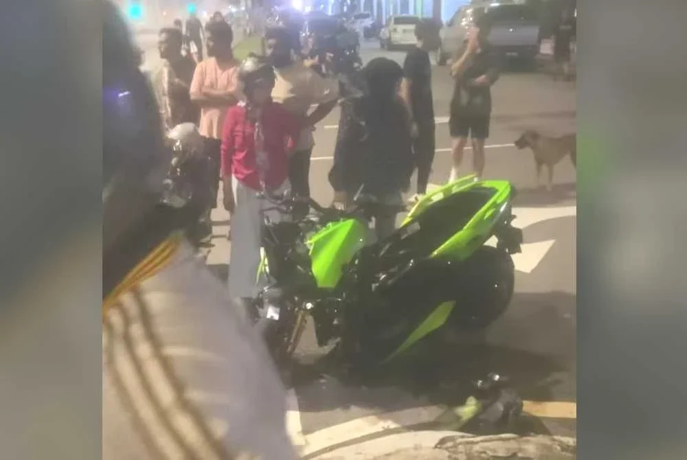 Tangkap layar rakaman video tular memaparkan keadaan kemalangan motosikal dan sebuah kereta di Jalan Kampung Pandan pada Selasa.
