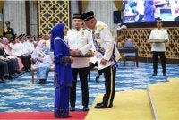 Yang Dipertua Negeri Melaka, Tun Mohd Ali Rustam (kanan) mengurniakan DPSM yang membawa gelaran Datuk kepada penyanyi kelahiran Merlimau, Jasin, Datuk Siti Roziana Zain atau Ziana Zain. Foto Bernama