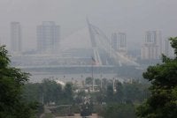 Jadikanlah jerebu kali ini peringatan bahawa udara bersih bukan sesuatu yang boleh dianggap akan sentiasa ada. Foto Bernama