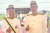Jasri (kiri) dan Yazid mengambil pendirian menyokong kepimpinan Wan Rosdy hingga PRN16.