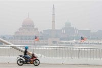 Pemandangan di sekitar Putrajaya kabur berikutan jarak penglihatan terjejas akibat jerebu. Foto Bernama 