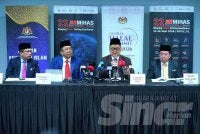 Ketua Pegawai Eksekutif Matrade, Datuk Abu Bakar Yusof (dua dari kanan) dan Ketua Pengarah Jakim, Datuk Dr Sirajuddin Suhaimee (dua dari kiri) ketika sidang akhbar bersama antara Matrade dan Jakim di Menara Matrade. FOTO: SINAR HARIAN / MOHD HALIM ABDUL WAHID