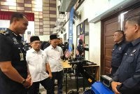 Azry mengiringi Ketua Pegawai Eksekutif MTNP, Datuk Mohd Lafzul Muda melawat reruai pameran PDRM pada Program Pencegahan Jenayah sempena Kempen Kibar Jalur Gemilang Peringkat Polis Diraja Malaysia (PDRM) Kontinjen Pahang 2026 di MTNP di sini pada Rabu.