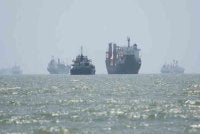 Data terbaharu menunjukkan lima buah kapal komoditi melalui Selat Hormuz pada Selasa berbanding purata 15 kapal dalam tempoh 10 hari lalu. Foto Agensi