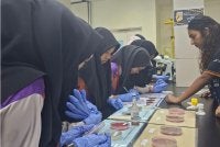 Demonstrasi Mikrobiologi oleh pelajar PhD di Fakulti Perubatan UKM. Peserta belajar mengenai pelbagai jenis bakteria dan cara untuk membiak dan mengenal pastinya.