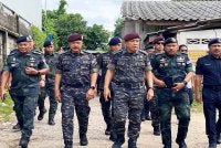 Mohd Khalid (tiga,kiri) bersama Mohd Yusoff (dua,kanan) mengadakan tinjauan di sempadan berhampiran pangkalan haram Lubok Gong, Rantau Panjang pada Rabu. Foto:SINAR HARIAN/HAZELEN LIANA KAMARUDIN