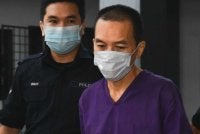 Kar Foong (kanan) ketika dihadapkan ke Mahkamah Majistret Ipoh pada 21 September 2020 lalu atas pertuduhan membunuh bapa kandungnya. Foto fail Bernama
