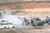 Tangkap layar video tular di media sosial memaparkan perbuatan sekumpulan individu membakar mercun di persimpangan Jalan Hamzah Seksyen U14, Shah Alam.
