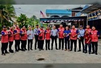 Mohd Affifi (lapan dari kiri) bergambar bersama Persatuan Yakinkan Eratkan Sahabatkan Selangor dengan kerjasama Bahagian Trafik IPD Klang Utara.