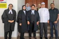 Ahmad Husam bersama peguamnya.