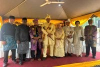 Mohd Nazrol (empat dari kiri) menyempurnakan majlis sambutan Hari Kemenangan Perang Naning Ke-195 Isnin lalu.