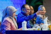 Anwar ketika menjadi moderator Forum Ilmuwan Malaysia Madani Siri 13 di Dewan Tunku Canselor, Universiti Malaya pada Rabu. Foto Bernama