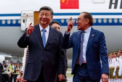 Anwar (kanan) menegaskan Malaysia berpegang kepada Dasar Satu China dan menganggap Taiwan sebahagian daripada China.