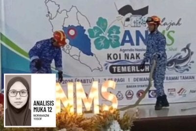 Seorang anggota APM meninggal dunia dipatuk tedung selar ketika melakukan latihan demonstrasi pengendalian reptilia di Dewan Taman Temerloh Jaya, Temerloh, Sabtu lalu.