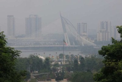 Jadikanlah jerebu kali ini peringatan bahawa udara bersih bukan sesuatu yang boleh dianggap akan sentiasa ada. Foto Bernama