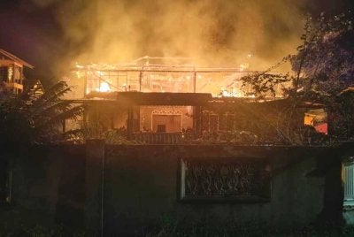 Keadaan sebuah rumah yang hangus dalam kebakaran di Kampung Tok Jembal, Kuala Nerus, awal pagi Rabu. 