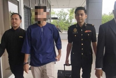 Pendakwah bebas yang juga pempengaruh agama terkenal tiba di Mahkamah Sesyen Seremban pada Rabu untuk berdepan pertuduhan menyeleweng dana NGO bernilai hampir RM13 juta.