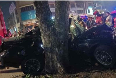 Keadaan salah sebuah kereta remuk selepas terlibat kemalangan. 