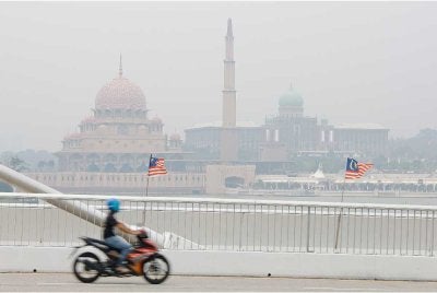 Pemandangan di sekitar Putrajaya kabur berikutan jarak penglihatan terjejas akibat jerebu. Foto Bernama 