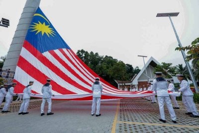 Bintara Panji-Panji TLDM menaikkan bendera gergasi bersaiz 15 meter x 30 meter di tiang bendera setinggi 120 meter di Dataran Selangor di sini pada Rabu.