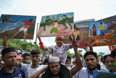 Pelarian Rohingya berhimpun menyertai demonstrasi bagi memperingati ulang tahun kesembilan penghijrahan besar-besaran mereka di Cox’s Bazar, Bangladesh. FOTO: AFP