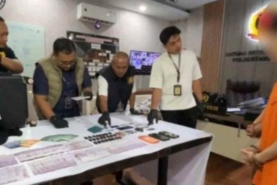 Pegawai polis menyoal siasat seorang warga Malaysia yang ditahan kerana disyaki terbabit dalam pengedaran vape mengandungi bahan terlarang di Medan, Sumatera Utara. - Agensi