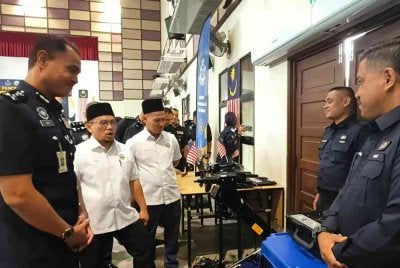 Azry mengiringi Ketua Pegawai Eksekutif MTNP, Datuk Mohd Lafzul Muda melawat reruai pameran PDRM pada Program Pencegahan Jenayah sempena Kempen Kibar Jalur Gemilang Peringkat Polis Diraja Malaysia (PDRM) Kontinjen Pahang 2026 di MTNP di sini pada Rabu.