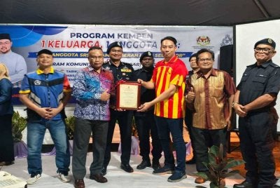 Wakil Pejabat Penyelaras Dewan Undangan Negeri (DUN) Batang Kali, Shah Ikram Idris (tiga dari kanan) menyampaikan penghargaan bagi anugerah 'Jasa Bakti Masyarakat' kepada Mohd Kamal (dua dari kiri) sambil diperhatikan Mohamad Fakhrudin (tiga dari kiri) pada program berkenaan.