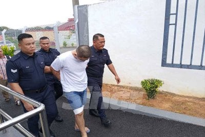 How Han Wei, 33, didakwa di Mahkamah Sesyen Kluang atas pertuduhan memiliki sepucuk pistol tanpa kebenaran. 