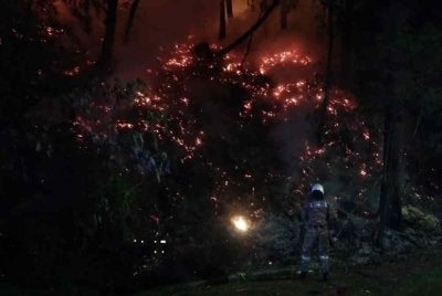 BBP Puchong memadamkan kebakaran hutan di Bandar Puchong Jaya pada Selasa. 