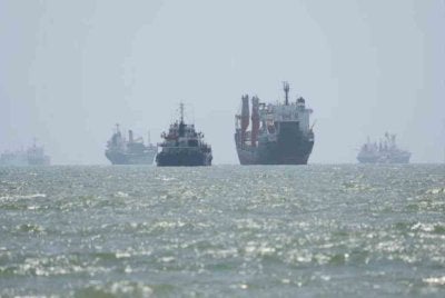 Data terbaharu menunjukkan lima buah kapal komoditi melalui Selat Hormuz pada Selasa berbanding purata 15 kapal dalam tempoh 10 hari lalu. Foto Agensi