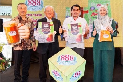 Dari kiri, Pengarah Eksekutif 888 Tea & Coffee, Alvin Ang See Ming; Pengarah Urusan 888 Tea & Coffee, Dato’ Ang Poon Chuan; Timbalan Ketua Pengarah (Promosi) merangkap Ketua Sekretariat Tahun Melawat Malaysia 2026-2027, Tourism Malaysia, Mohd Akbal Setia; dan Pengarah Seksyen Program Tersuai dan Perdagangan Digital, MATRADE, Asnor Vidya Nor Azmi.