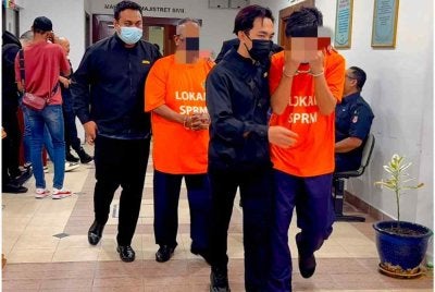 Pengerusi sebuah agensi kerajaan bergelar Datuk dibebaskan dengan jaminan RM10,000 selepas selesai menjalani tempoh reman berhubung siasatan dakwaan salah guna kuasa membabitkan urusan tanah milik agensi kerajaan.