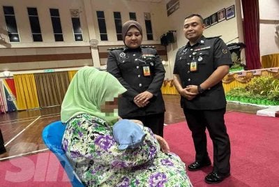 Nor memangku bayi lelaki yang dilahirkan ketika menjalani hukuman dalam penjara atas kesalahan mengedar dadah. 