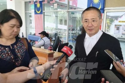 Kitson (kanan) ketika ditemui di Mahkamah Sesyen Shah Alam pada Rabu.