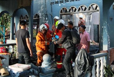 Dua beranak maut dalam kebakaran sebuah rumah di Kampung Tok Jembal, awal pagi Rabu. Foto Bernama