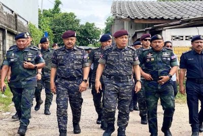 Mohd Khalid (tiga,kiri) bersama Mohd Yusoff (dua,kanan) mengadakan tinjauan di sempadan berhampiran pangkalan haram Lubok Gong, Rantau Panjang pada Rabu. Foto:SINAR HARIAN/HAZELEN LIANA KAMARUDIN