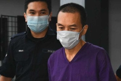 Kar Foong (kanan) ketika dihadapkan ke Mahkamah Majistret Ipoh pada 21 September 2020 lalu atas pertuduhan membunuh bapa kandungnya. Foto fail Bernama