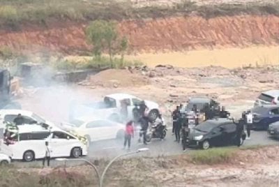 Tangkap layar video tular di media sosial memaparkan perbuatan sekumpulan individu membakar mercun di persimpangan Jalan Hamzah Seksyen U14, Shah Alam.