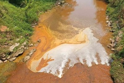Sungai di Taman Desaru Utama bertukar warna disyaki akibat pembuangan sisa toksik
