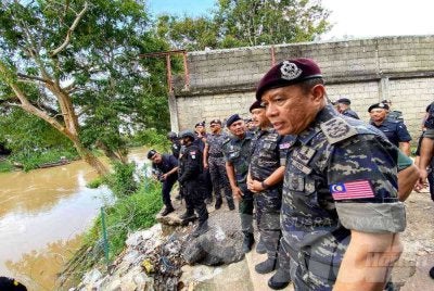 Mohd Khalid (kanan) mengadakan tinjauan di sempadan berhampiran pangkalan haram Lubok Gong di Rantau Panjang pada Rabu.Foto: HAZELEN LIANA KAMARUDIN