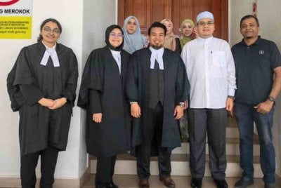 Ahmad Husam bersama peguamnya.