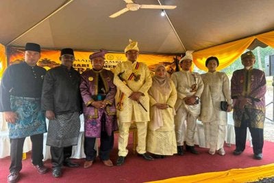Mohd Nazrol (empat dari kiri) menyempurnakan majlis sambutan Hari Kemenangan Perang Naning Ke-195 Isnin lalu.