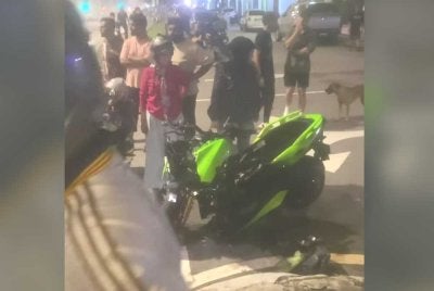 Tangkap layar rakaman video tular memaparkan keadaan kemalangan motosikal dan sebuah kereta di Jalan Kampung Pandan pada Selasa.