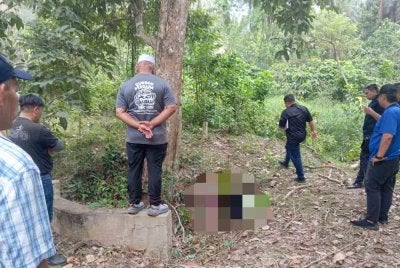 Mangsa ditemui dalam keadaan terbaring di dalam longkang di tepi jalan Kampung Pasir Ambor Dalam pada pagi Rabu.